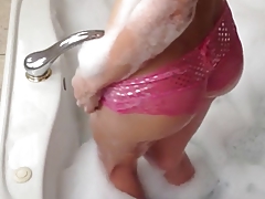 Cute Teen Shaking in Bath